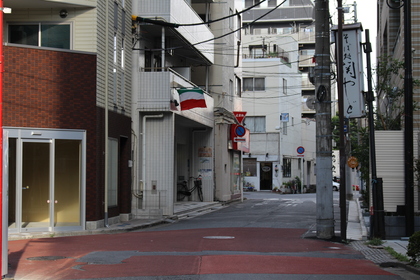 お蕎麦屋さんがあるＴ字路